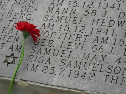 Teil der Inschrift des Holocaust-Mahnmals am Opernplatz